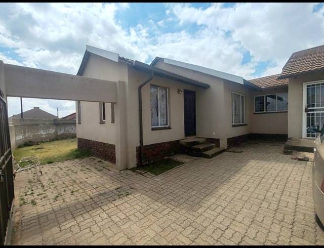 3 BEDROOM HOUSE FOR SALE IN KAGISO
